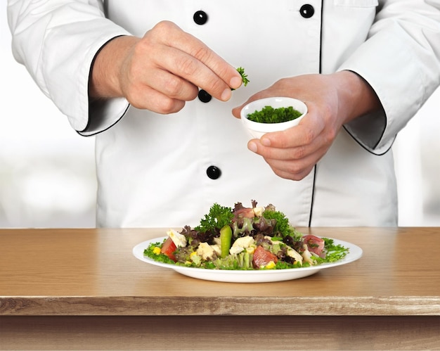 Šéfkuchár pripravuje tanier